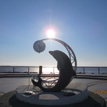 イルカのモニュメントと美しい夕日