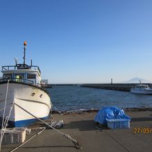 港の光景、利尻富士が美しい　