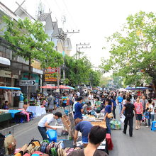 １７時ごろ。屋台が手際よく準備されていきます。