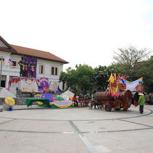 三王像前の広場では大砲のような形の太鼓が鳴り響いていました。