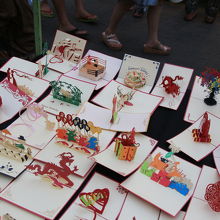 精巧な飛び出す切り絵。