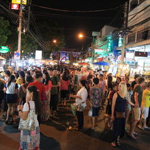 ２０時ごろ。大勢の人が押し寄せ、なかなか進めません。