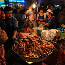 OTOP屋台のガイヤーンとソムタム購入。２０分ほどの行列。