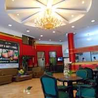 併設の日本レストランとホテルロビー