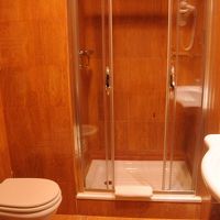 シャワールームと便座付きトイレ。