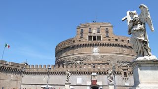 正面のベルニーニ作の彫刻とマッチする