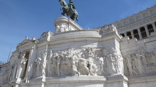 巨大なモニュメント