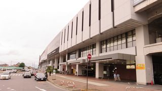 新幹線と在来線が同居する静かなローカル駅です