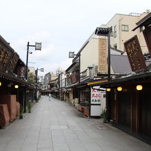 午後5時半を過ぎるとほとんど閉店です。