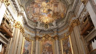 外観とは裏腹に芸術的な内観