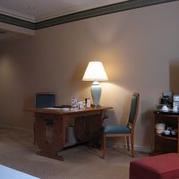 客室ドアを開けると正面がデスクとは、珍しい配置です