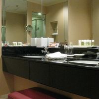 バスルーム、洗面台は贅沢にもダブルシンクでした