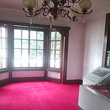 出窓＆シャンデリアな洋間