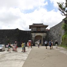 幾つもの門が続きます