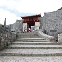 この門の右下に、瑞泉という泉があります