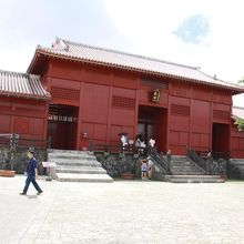 これを越えると、首里城本殿です