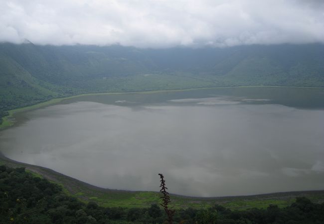 火口湖が広がる