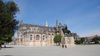 リスボンからコインブラまでハイヤーをチャーターして、途中いくつかの街に寄りました。