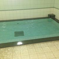 男性浴室の湯船
