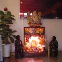 受付の右側には、信心深いベトナムの特性を現す仏壇があります。