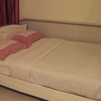 スタンダードダブルのベットが置かれた比較的広い客室です。