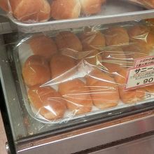 サニーパンは練乳入りフランスパンで９０円です。