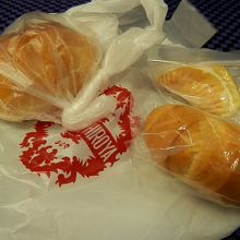 黒ゴマフランス（右下）９０円がおいしい。占めて２２０円。