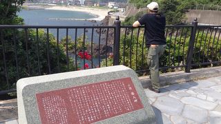 荒々しい海を眺める