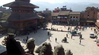 ニャタポラ寺院に大勢の観光客