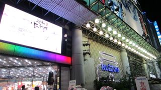ヌージョン（NUZZON）　　1階は比較的小売りもしてくれるところ多し