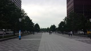 道幅100ｍくらいありそうな通り