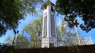 シグナルヒルの麓、オーストラリアプレイスと独立広場の間の5ｍほどの丘のうえに建ってます