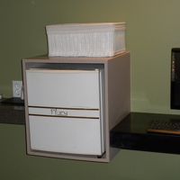 壁面にへばりつくように設置された冷蔵庫