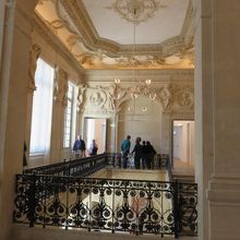 鑑賞に疲れたら、のんびりと外を眺めたり、建物を愛でましょう