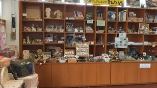 インフォメーションは少し離れたところにある