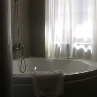 隙間家具のように設えられた三角形のバスタブ