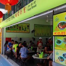 ガヤ通りに面し入り口がオープンでエアコンなし