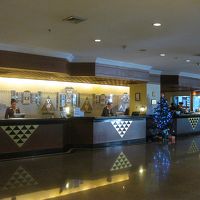 ロビーの一角にあるレセプションは愛想なし…残念！