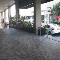 ホテル前には、いつもタクシーがいて安心です。