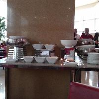 大きいホテルなんで、時間によって朝食レストランは混みます。