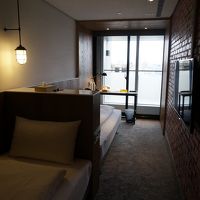 ベッドは縦並び。