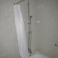 バスタブに、シャワーは固定式と手動の２つ。