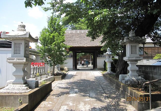 浄心寺の山門は茅葺屋根で、なんとも素朴な美しさを漂わせています。