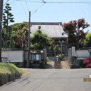 浄土真宗本願寺派（西本願寺）のお寺で、小金塚神社のある小金塚（古墳）を背にした場所にあります。