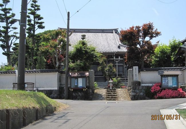 浄土真宗本願寺派（西本願寺）のお寺で、小金塚神社のある小金塚（古墳）を背にした場所にあります。