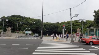 原宿駅から明治神宮へ向かう賑やかな橋です。