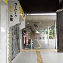 駅を出たら左向いてください。