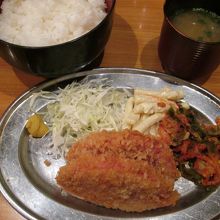ハムカツ定食(500円)です。