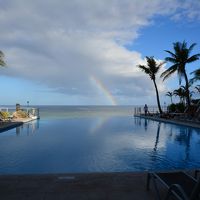 ホテルのロビーからプール越しにみえた虹