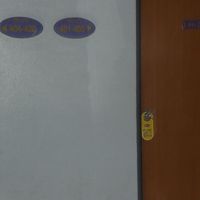 廊下に表示された標識と部屋の扉です。